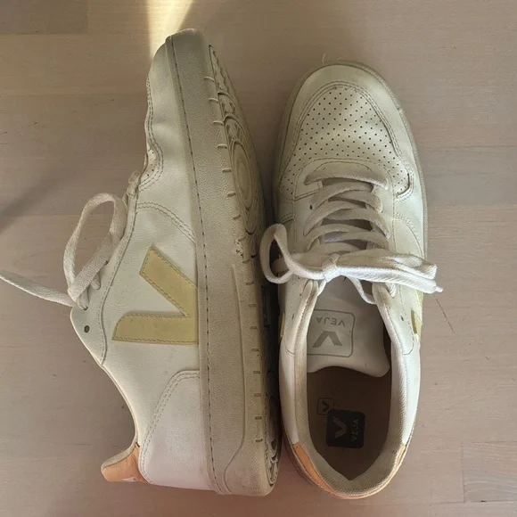 Women’s Veja Sneakers - Picture 2 of 3